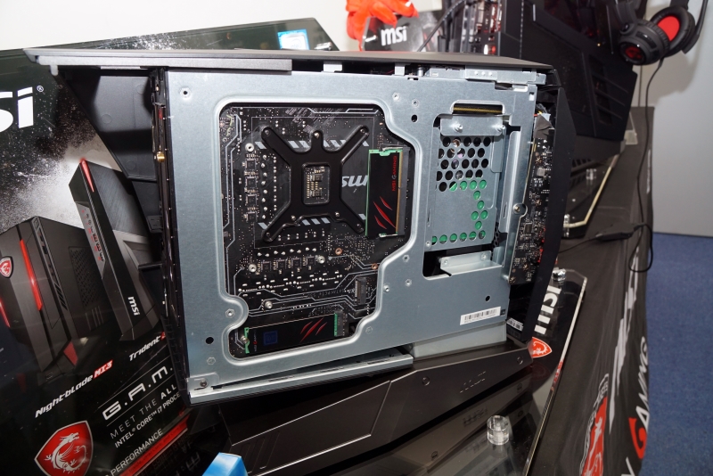 左側面内部。側面パネルを開ければすぐにメモリやM.2 SSDにアクセスできる