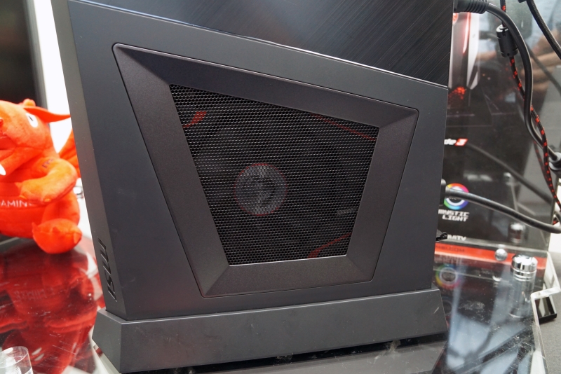 右側面の吸気口にビデオカードのファンが見える