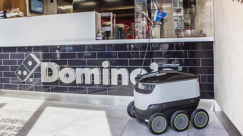 配達に用いられる車型ロボット