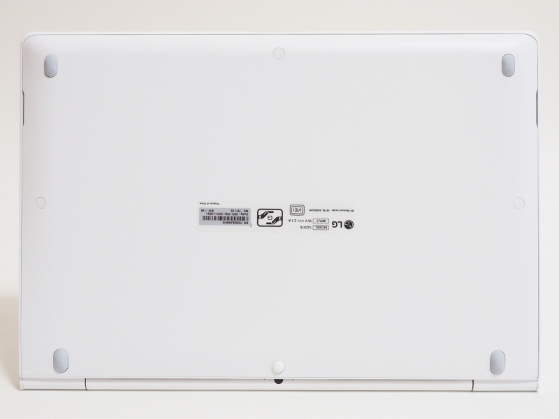 本体底面。ねじはゴム足、樹脂パーツで隠されている