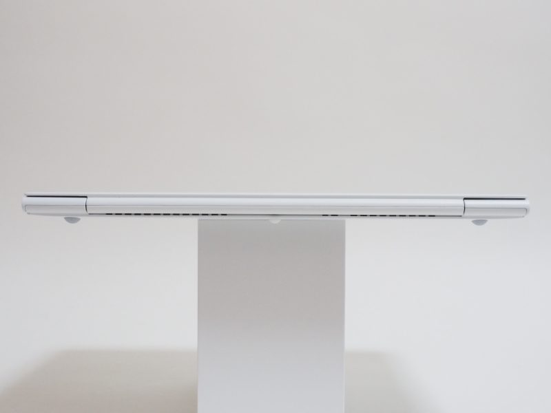 本体背面。ヒンジ部に吸排気口が配置されている。左が排気口で、右が吸気口。発熱対策と静音化を目的に、ヒートシンクは約2.4倍、冷却ファンは約1.4倍に大型化されている