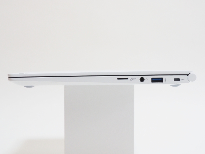 本体右側面。左からmicroSDカードスロット、ヘッドフォンジャック、USB 3.0 Type-A×1、ケンジントンロックが配されている。スペース的にはSDカードスロットも十分搭載できそうだ