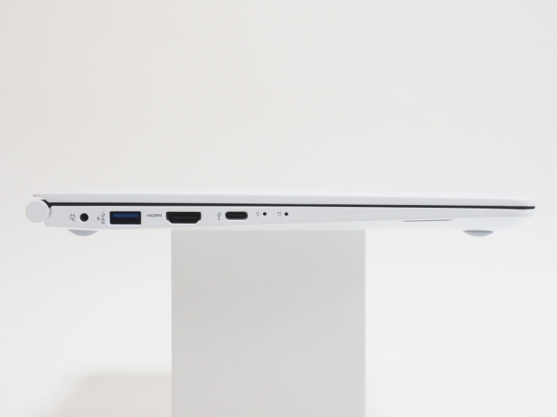 本体左側面。左から電源端子、USB 3.0 Type-A×1、HDMI端子、USB 3.0 Type-C×1、電源ランプ、アクセスランプが配されている。ランプの色は白