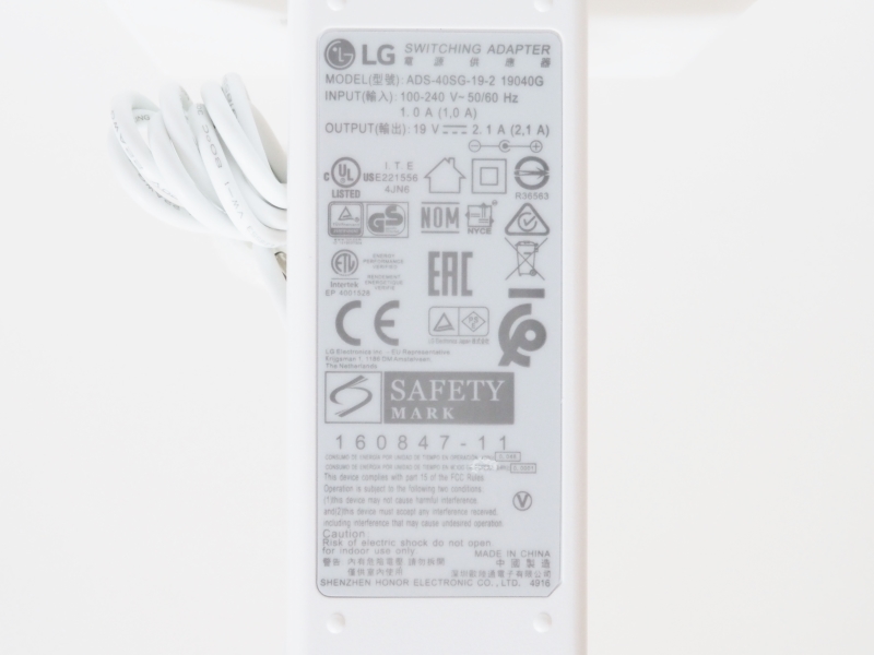 付属のACアダプタは入力100-240V、出力19V、2.1A、容量40W