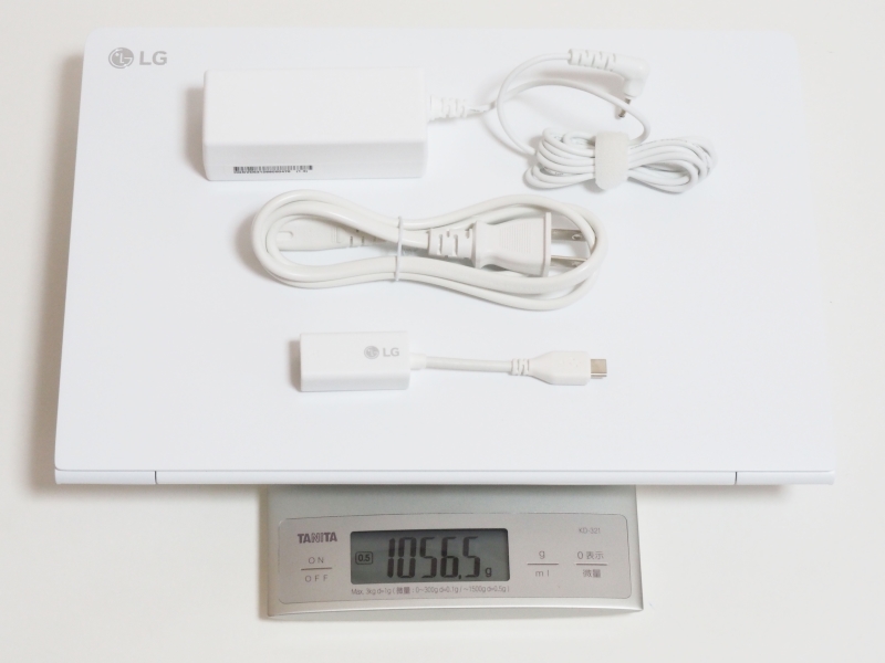 本体、ACアダプタ、電源ケーブル、有線LANアダプタの合計重量は実測1,056.5g