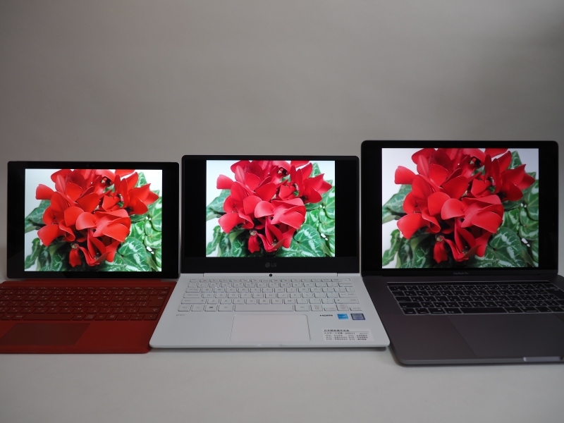 左がSurface Pro 4、中央が13.3型(13Z970-ER33J)、右がMacBook Pro(15インチ、Late 2016)。13.3型はグラデーションが滑らかに出ているが、赤色がピンクがかった不自然な発色に見える