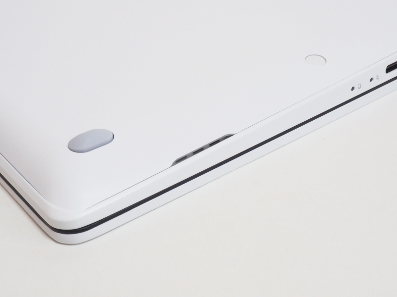 筐体底面の左右に1W+1Wステレオスピーカーが内蔵されている