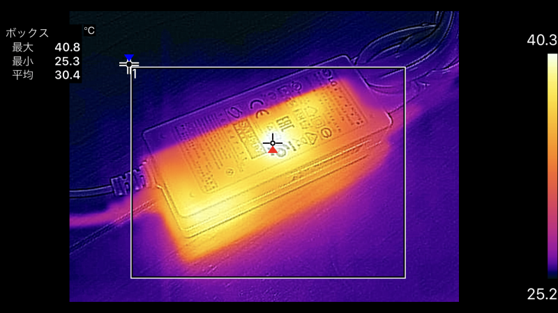 13.3型に接続されたACアダプタの最大温度は40.8℃