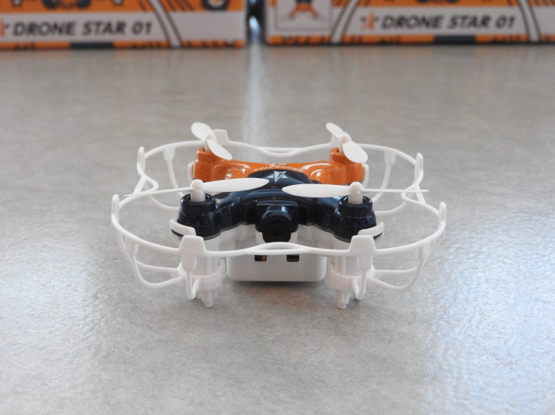 DRONE STAR 01の前面。FPVにも利用できる30万画素カメラが用意されている