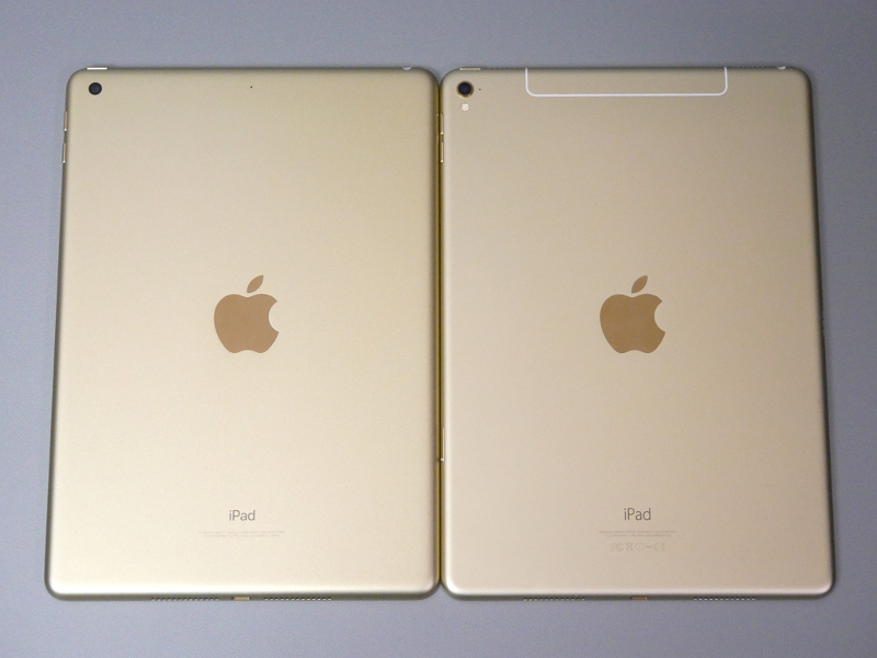 裏面。比較に使っているiPad Pro 9.7(右)はWi-Fi+Cellularモデルであるため上部のアンテナ部分が若干異なっているが、その他はほぼ同一。後述するがカメラ部分の段差が本製品にはない
