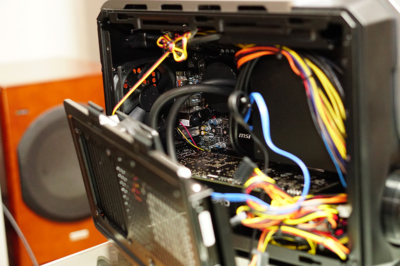 CPUクーラーに液冷を採用することで、GeForce GTX 1080も収納可能としている