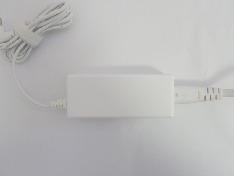 付属のACアダプタ。15.6型液晶ノートPCに付属するACアダプタとしては小さく軽い