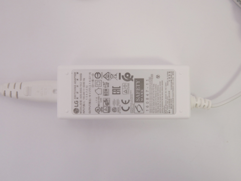 ACアダプタの出力は19V/2.1Aで40W仕様だ