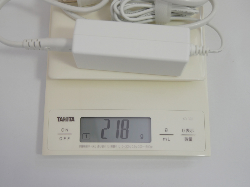 ACアダプタ(ケーブル込み)の重量は実測で218gであり、かなり軽い