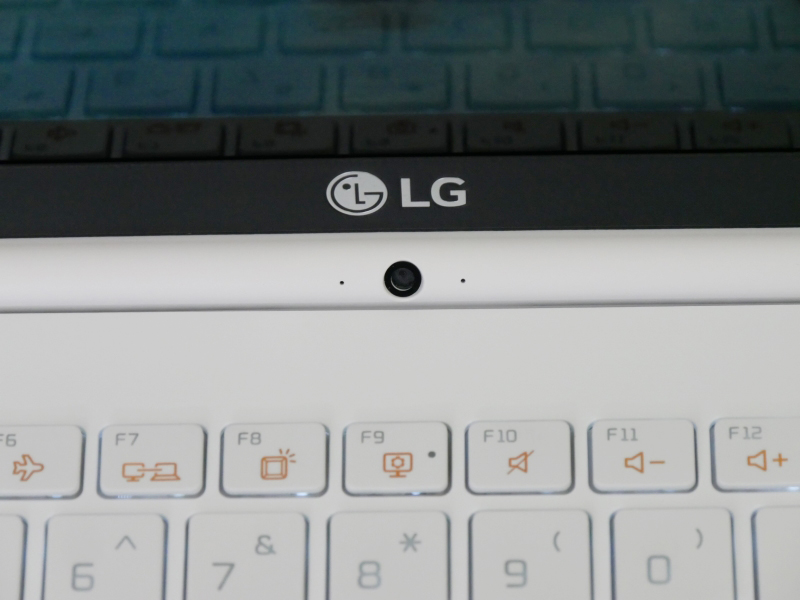 液晶ヒンジ部分に720pのWebカメラを搭載