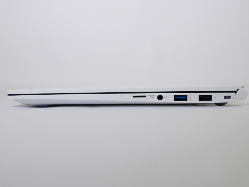 右側面には、USB 3.0とUSB 2.0、ヘッドフォン出力、microSDカードスロットが用意されている