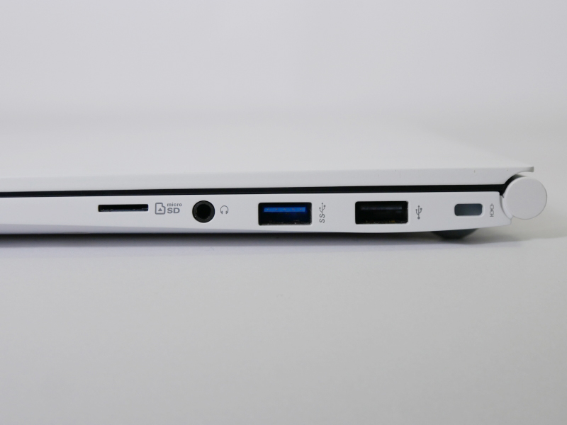 右側面の端子部分のアップ