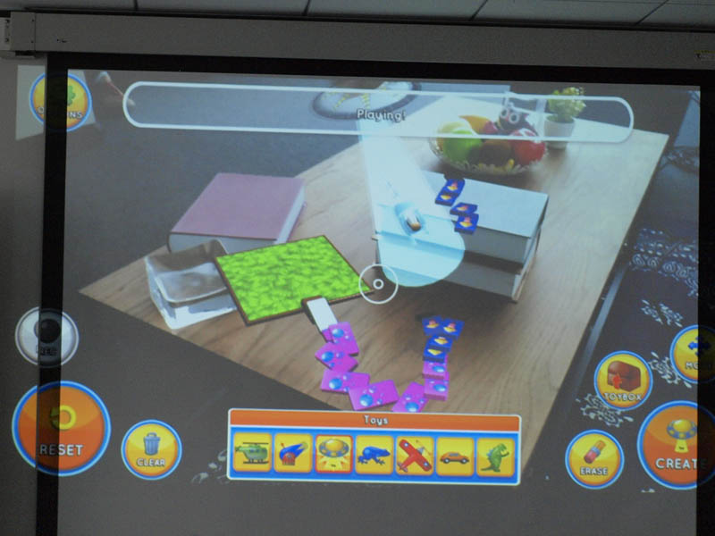 AR対応アプリ(ドミノ倒しゲーム)の一例。現実世界の段差などを認識し、その場所にドミノを置く