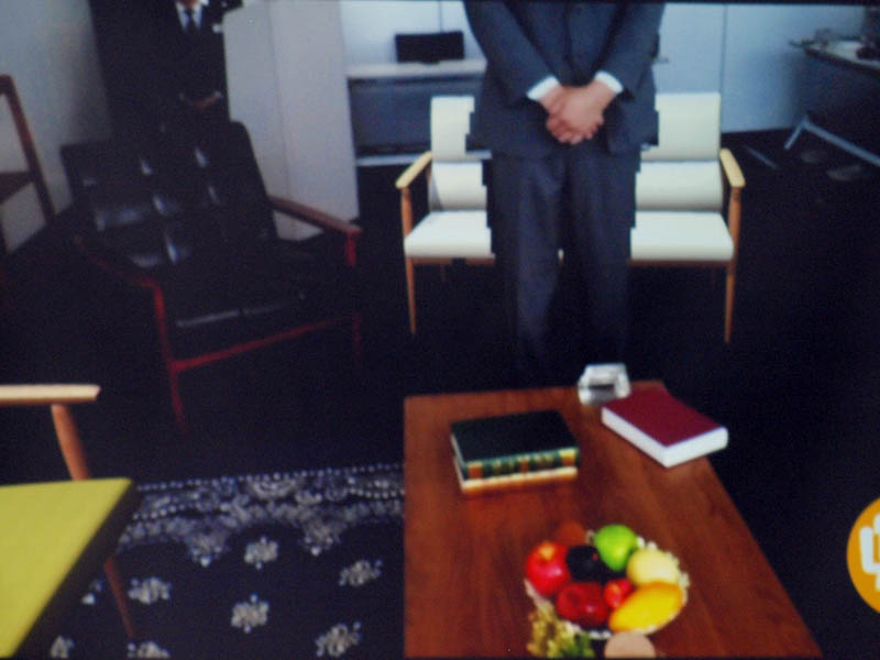 Tango対応版では物体の奥行きを正しく認識するため、人間が3Dデータの前に立つと人間が切り出され正しく表示される