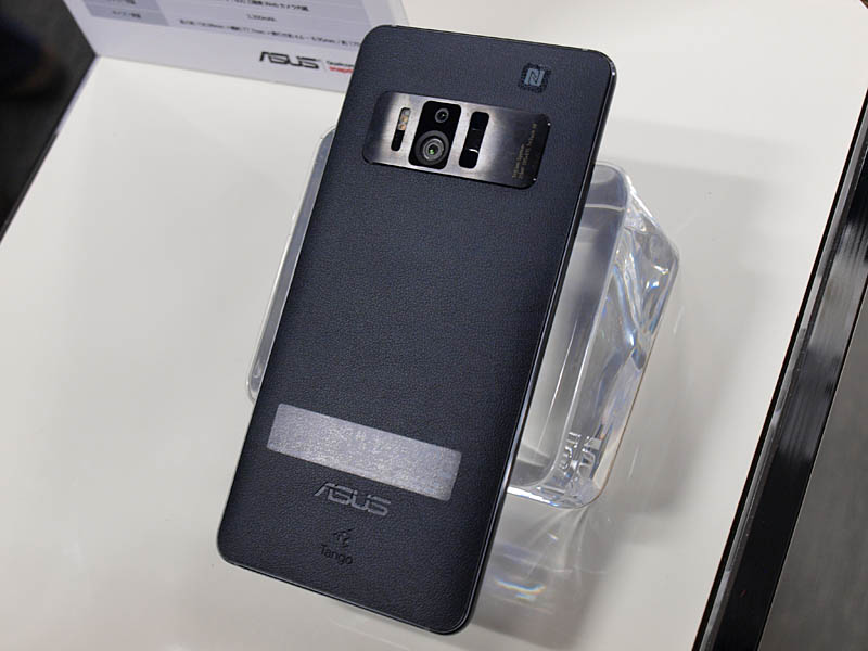 本体背面。ZenFone Zoomと同様、革風の仕上げが特徴だ