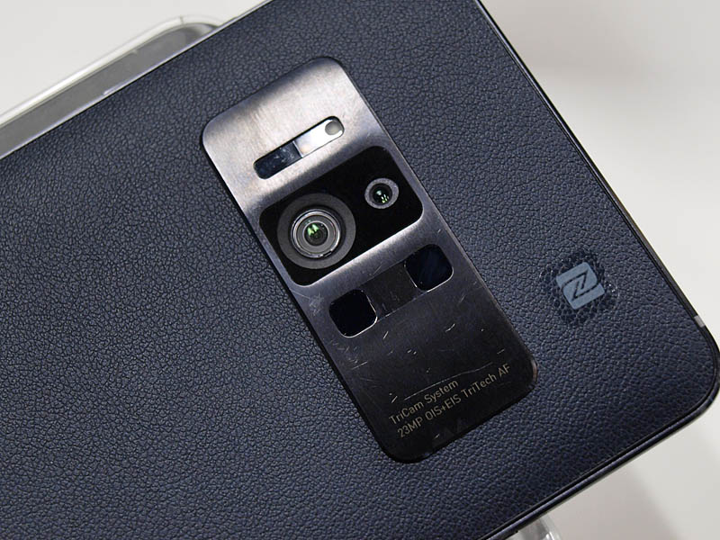 カメラ部。メインカメラ、深度カメラ、モーショントラッキングカメラ、レーザーオートフォーカス、LEDフラッシュなどがあるため非常に賑やかだ