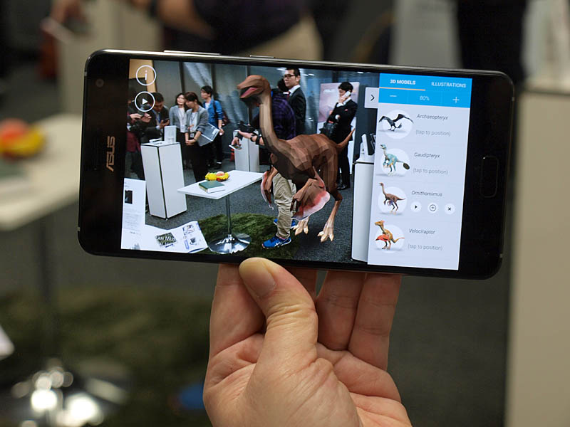 ARアプリの例。恐竜を実際の部屋の中に配置してみたところ