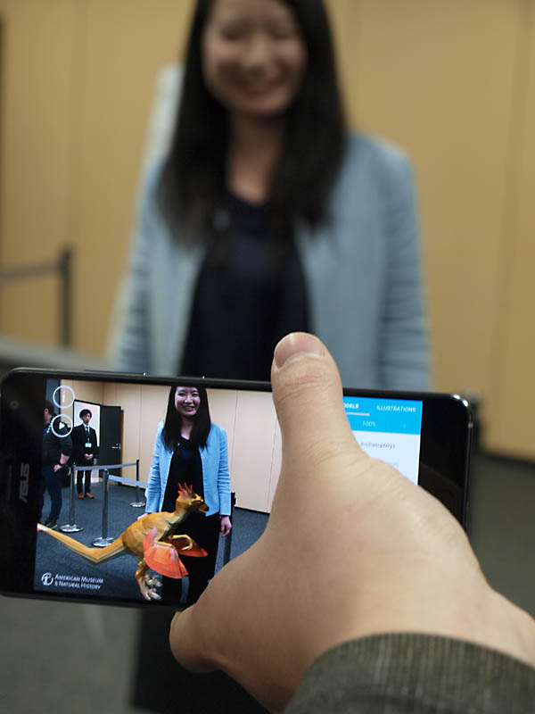 シンシア氏と恐竜のツーショット