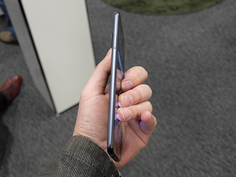 本体左側面。SIMトレーが見える