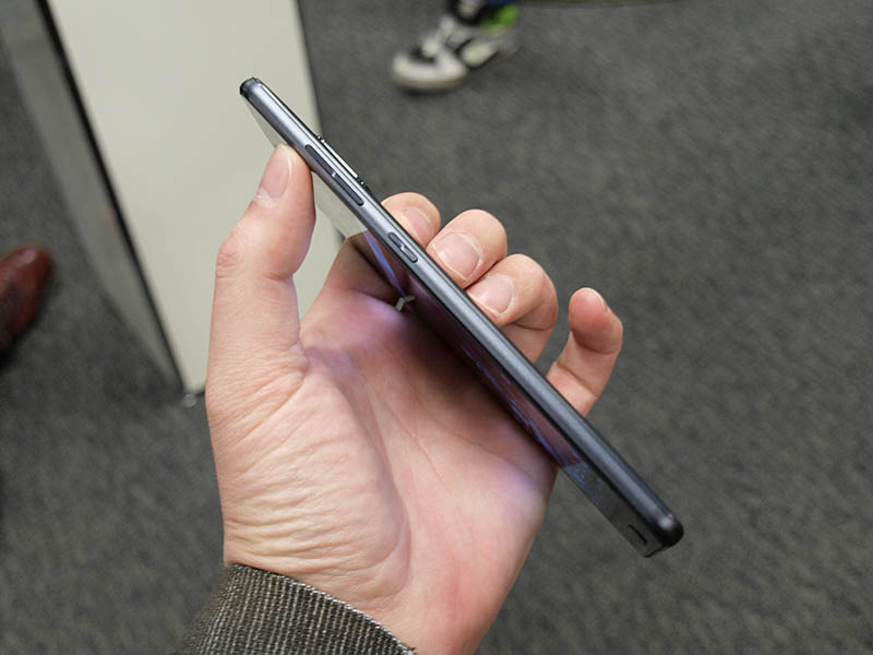 右側面。ボリューム調節と電源ボタン