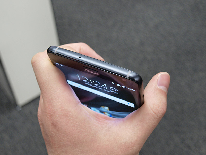 本体上部。マイクと思われる穴が見える