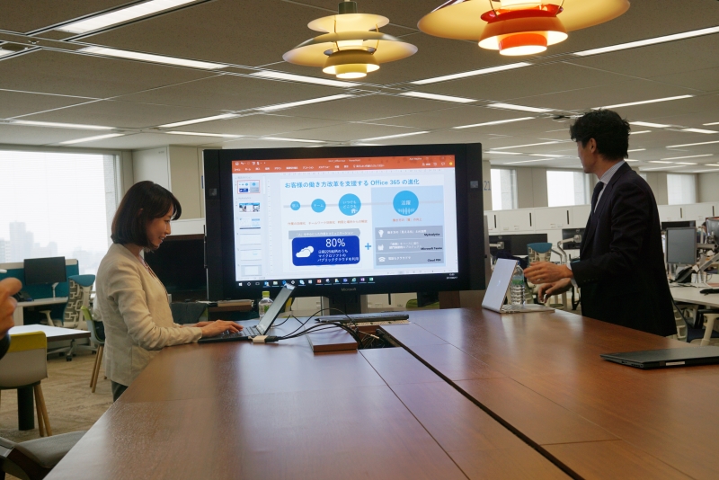 日本マイクロソフトのオープンスペースに置かれたSurface Hub