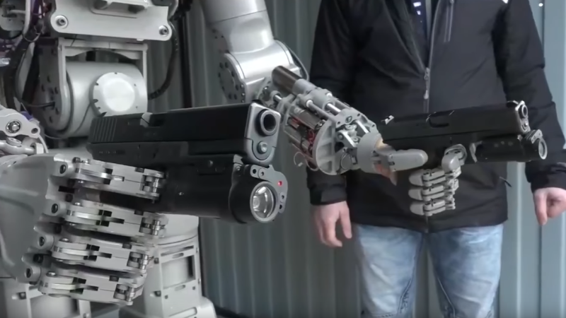 ハンドガンを構えるF.E.D.O.R.