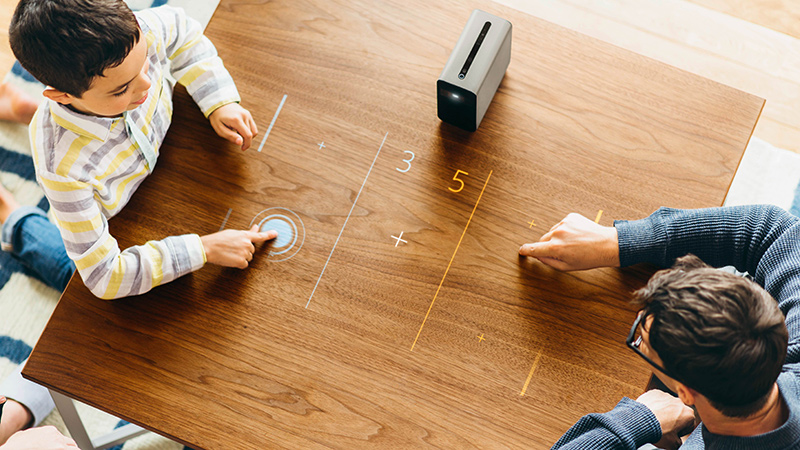 ソニーモバイルのXperia Touchの利用イメージ。このように家庭などで使うことを想定している