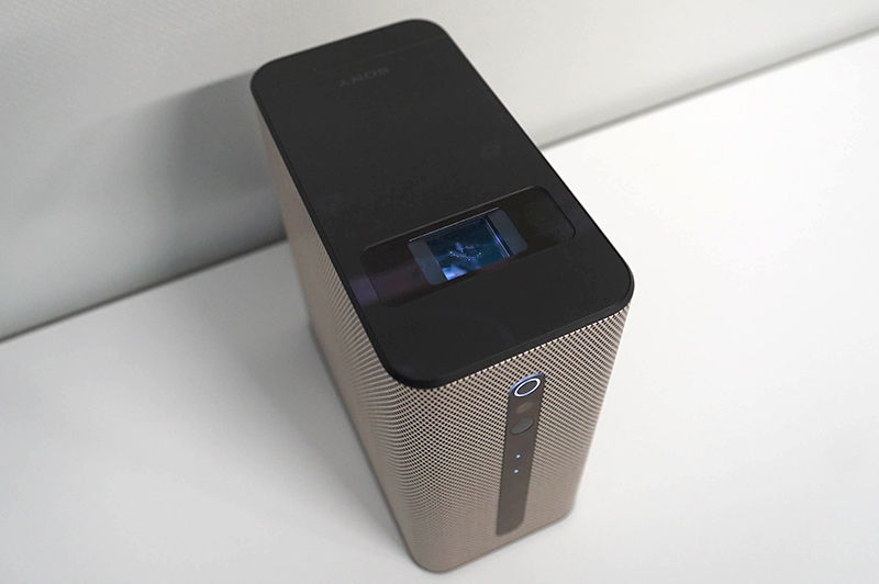 上面にはプロジェクタの開口部