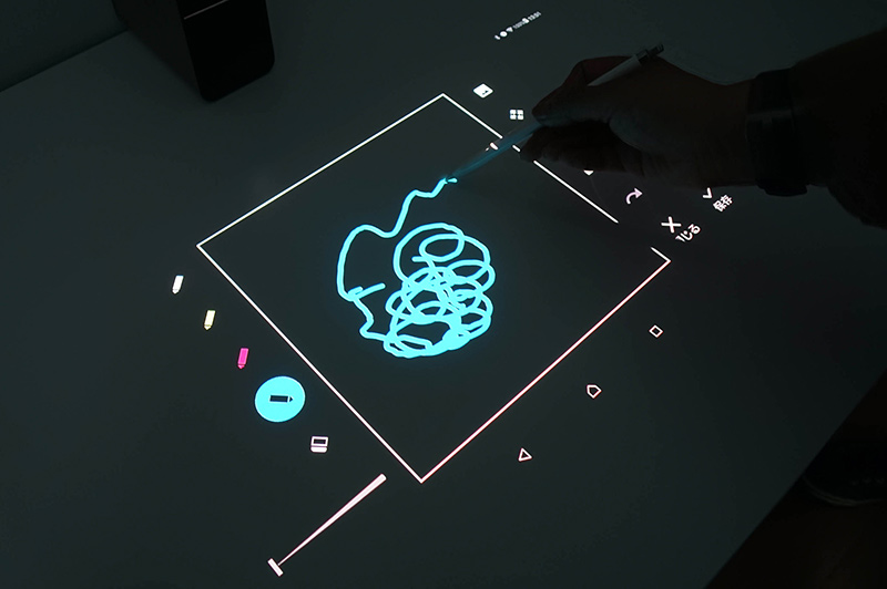 タッチ操作は赤外光の反射で判定しているため、このように先が細い棒(ここではApple Pencil)でも操作できる