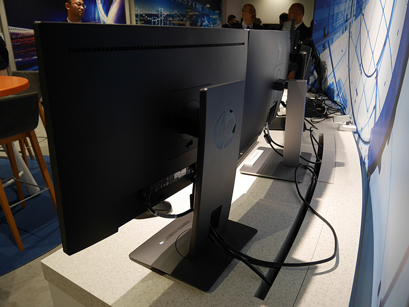 本体背面を見れば分かるとおり、一般的な液晶(手前)と筐体の厚さなどはほぼ変わらない