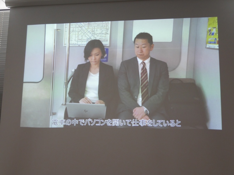 画面の盗み見も原始的なハッキングの1つである