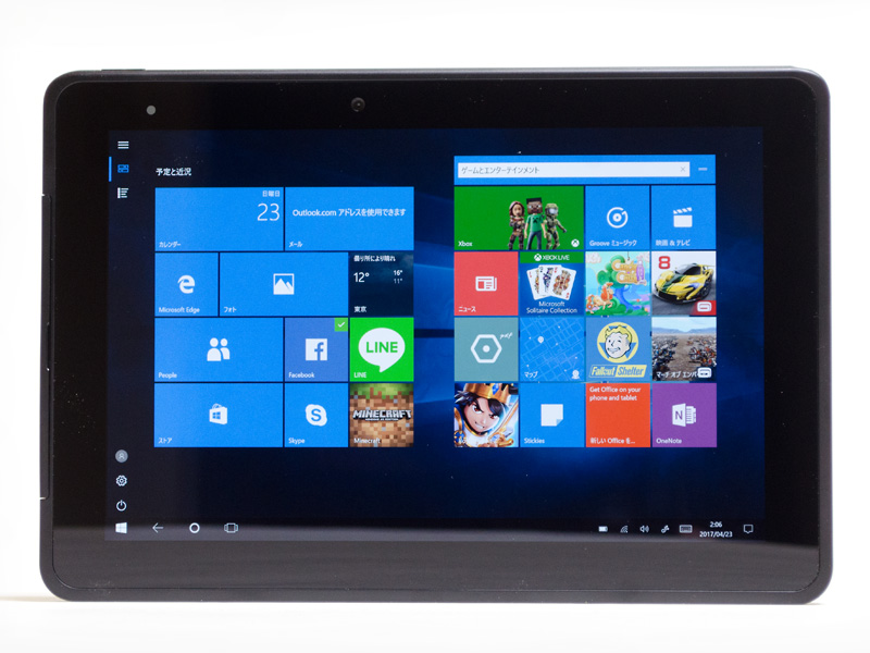 パネル中央上に200万画素カメラ