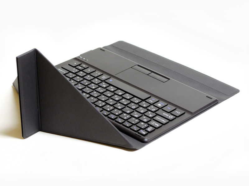 キーボードカバーはよく見かける折り曲げるタイプだが、Bluetooth式なのでドックコネクタはない