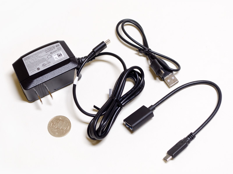 USB Type-CのACアダプタ。5v/3A出力。サイズ約6.5×4.5×3cm、重量120g。変換ケーブル2本