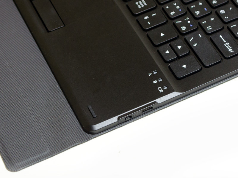 キーボード側のMicro USBと電源スイッチ。Bluetooth式で本体からは電源供給されないので別途充電が必要