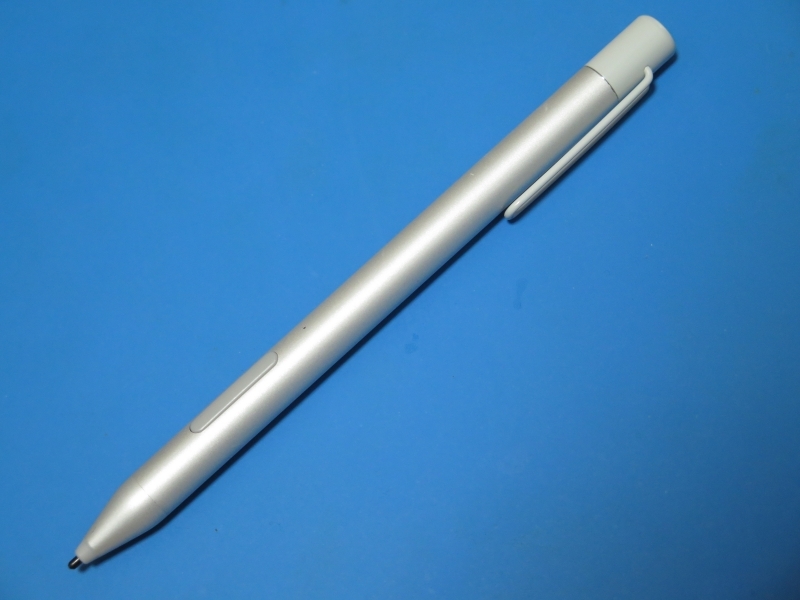 付属のスタイラスペン。AAAA電池1本で動作する