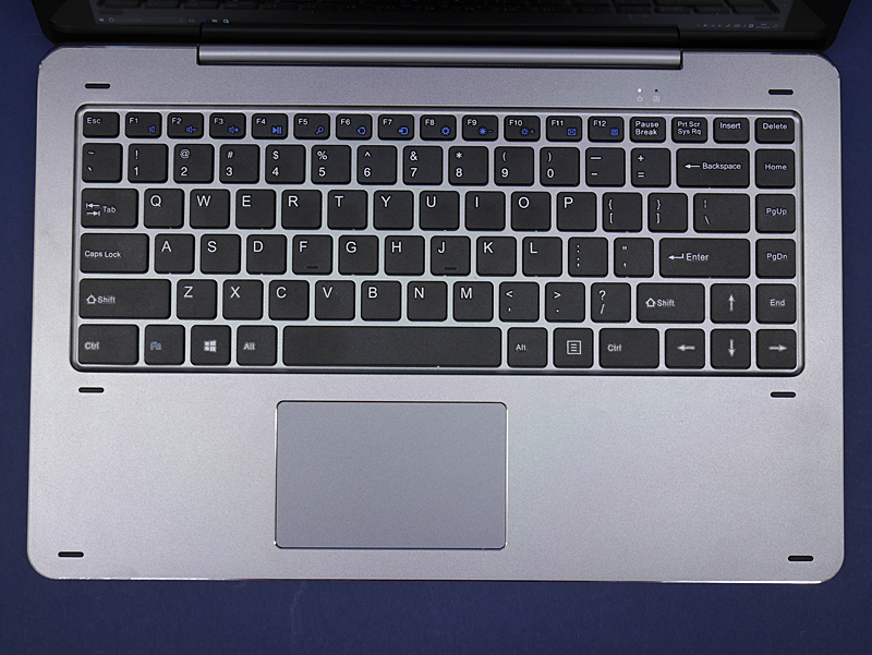 キーボード。メインキー部分については配列のクセがあまりないほうだろう