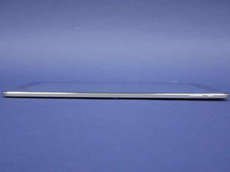 本体上部。電源ボタンとボリュームボタンが見える。ダイヤモンドカットのエッジが眩しい