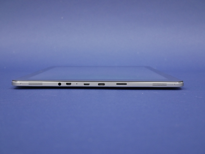 本体左側面。音声入出力、Mini HDMI出力、Micro USB、USB Type-C、microSDカードスロットが並ぶ