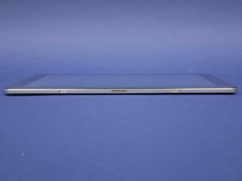 本体底面。キーボードドックと接続するためのピン、およびヒンジ固定用の溝が見える