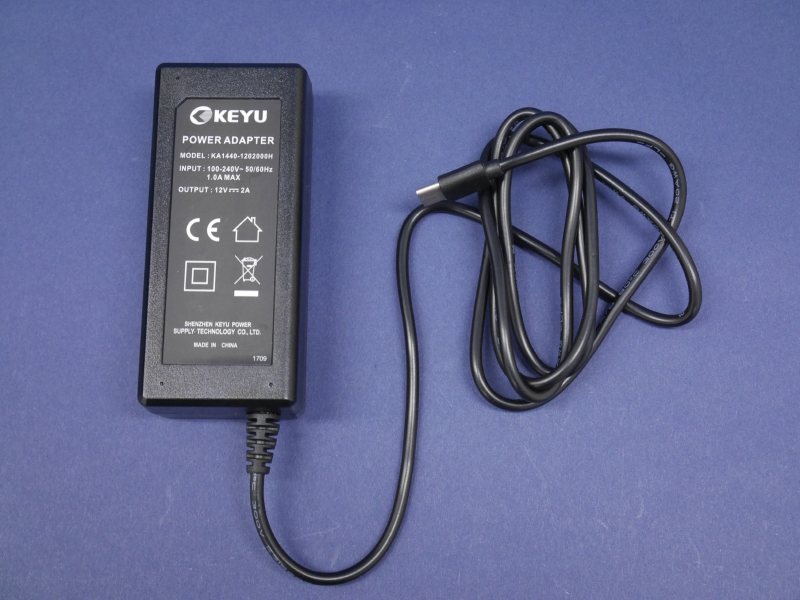 付属のUSB Type-C ACアダプタは12V固定出力のようだ。誤って5V専用の機器に繋げないほうが無難だろう