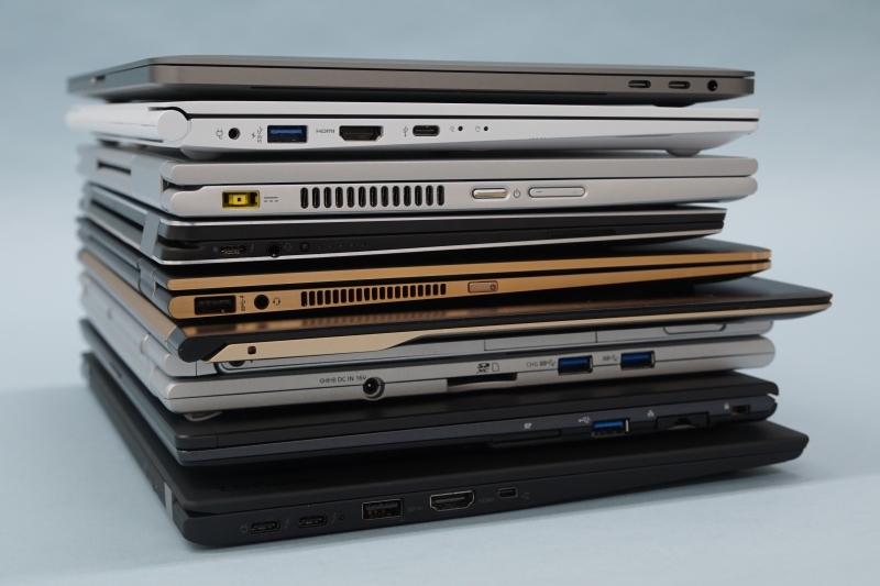 今回用意した9製品を積み上げてみた。上から順にMacBook Pro(13.3型)、LG gram(13.3型)、LAVIE Hybrid ZERO(13.3型)、XPS 13 2-in-1、Spectre x360、Swift 7、レッツノート XZ6、LIFEBOOK UH75/B1、ThinkPad X1 Carbon