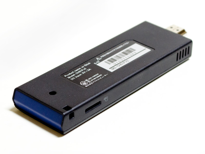 裏/左。左側面手前にストラップホール、その横にmicroSDカードスロット