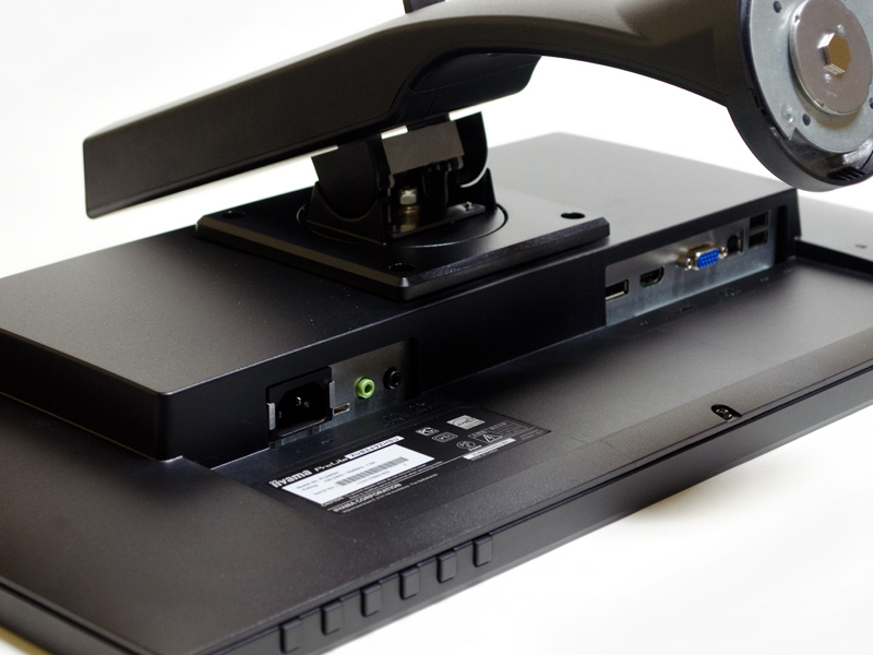 コネクタ周辺。手前から電源、音声入出力、DisplayPort、HDMI、ミニD-Sub15ピン、USB Hub